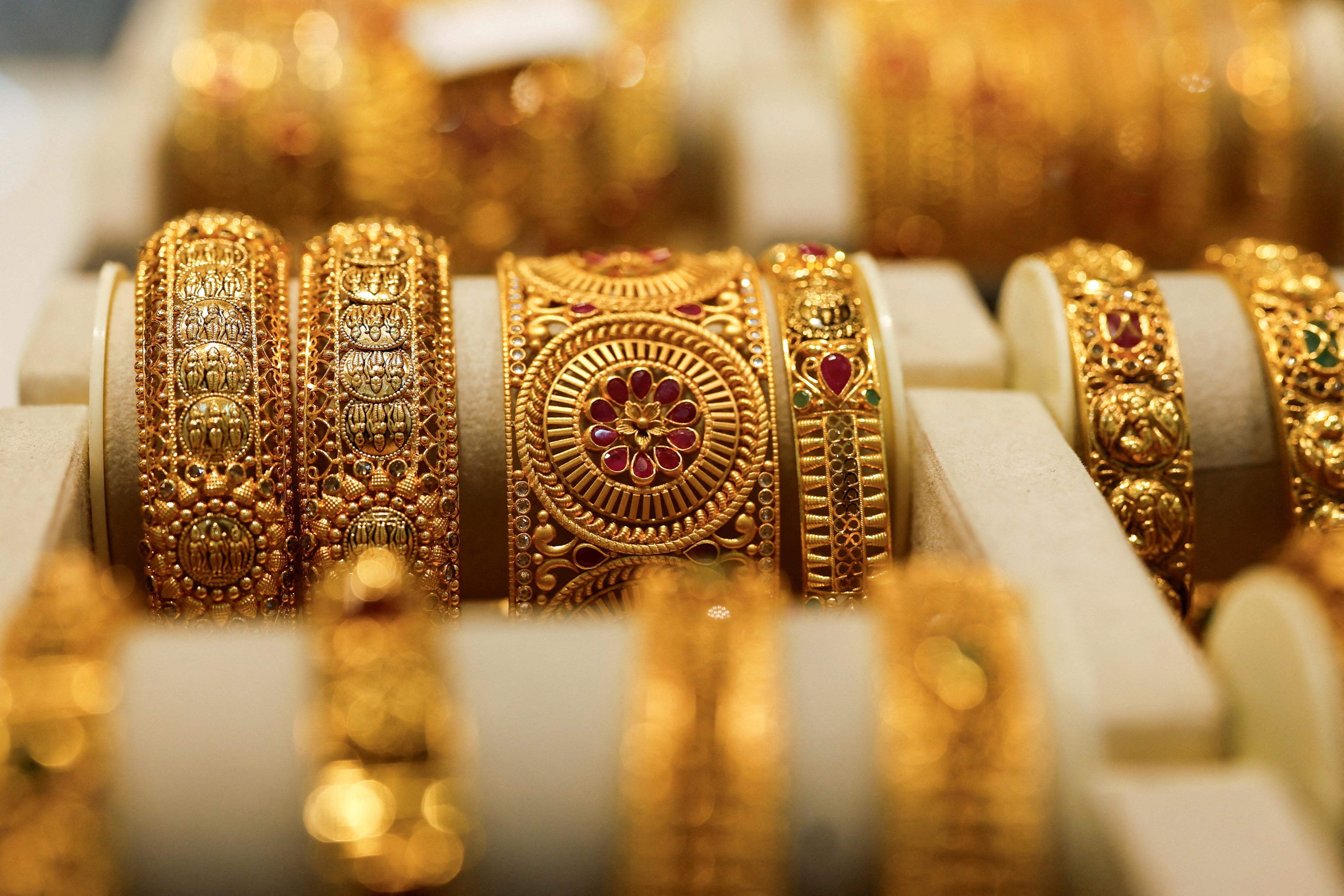 Gold, silver decline up to 1 pc amid geopolitical uncertainty.