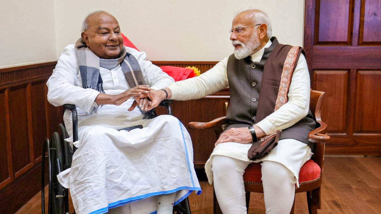 Deve Gowda lauds PM Modi, says surpassing Nehru’s record reflects evolution of Indian democracy..