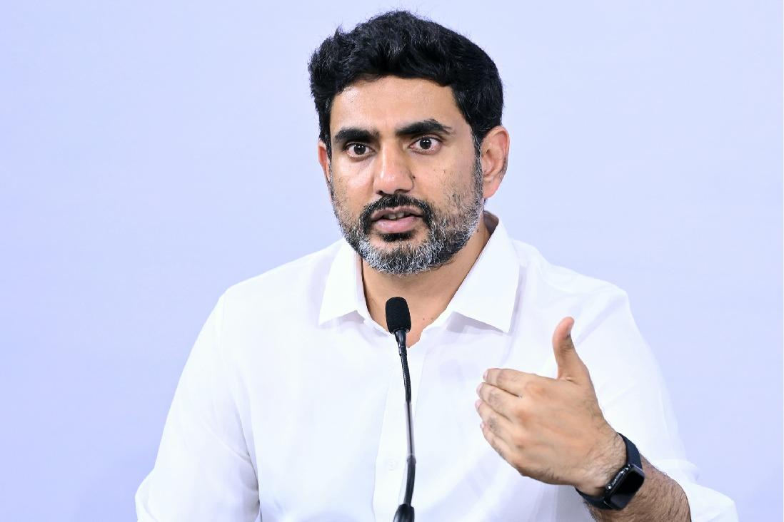 మృతుల కుటుంబాలకు రూ. 25 లక్షల చొప్పున చెక్కులు అందించిన మంత్రి  లోకేశ్‌..