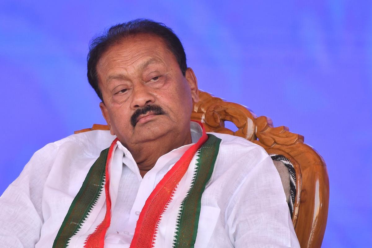 కాంగ్రెస్‌లో కలకలం.. షబ్బీర్ అలీకి ఏఐసీసీ షోకాజ్ నోటీసులు..