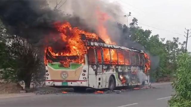 కరీంనగర్‌లో ఆర్టీసీ ఎలక్ట్రిక్ బస్సులో మంటలు...