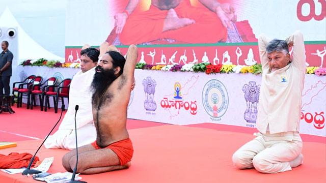 బాబా రామ్‌దేవ్‌తో కలిసి చంద్రబాబు, లోకేశ్ యోగాభ్యాసం ...