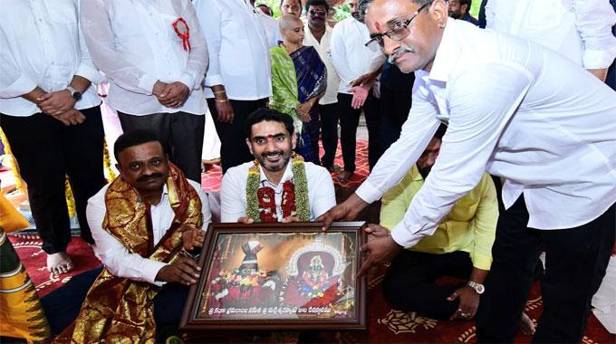 కొక్కిలగడ్డ మల్లేశ్వరస్వామిని దర్శించుకున్న మంత్రి లోకేశ్...