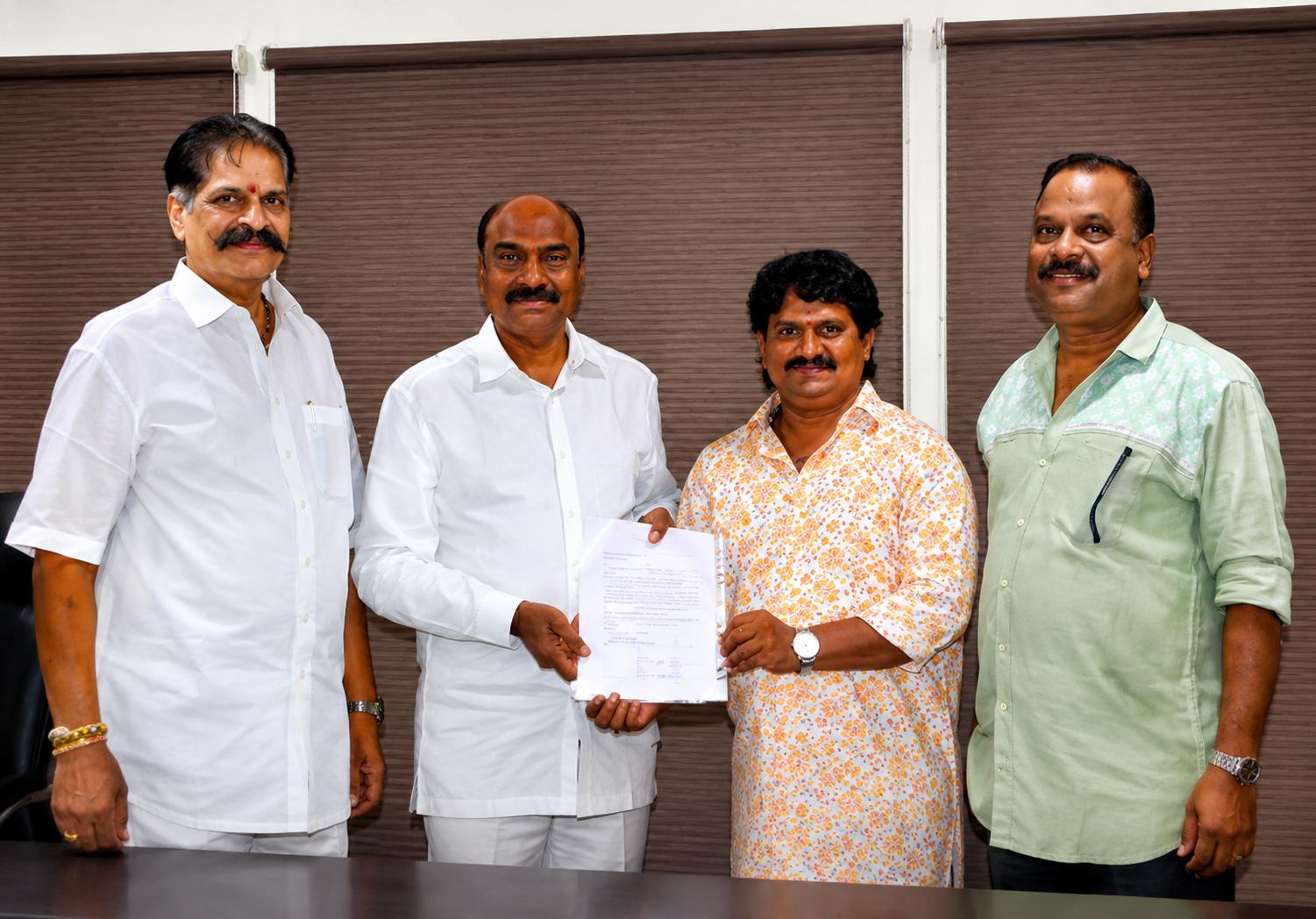 మహేశ్-రాజమౌళి సినిమాకు 'వారణాసి' టైటిల్ ఖరారు టైటిల్‌పై హక్కులను స్వచ్ఛందంగా వదులుకున్న దర్శకుడు సుబ్బారెడ్డి..