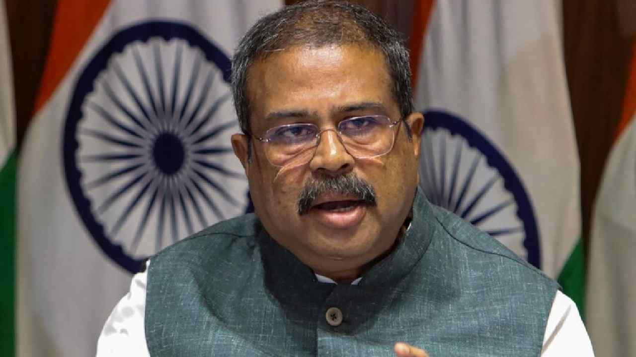 కేంద్ర విద్యాశాఖ మంత్రి పదవికి రాజీనామా.. దిగొచ్చిన ధర్మేంద్ర ప్రధాన్..