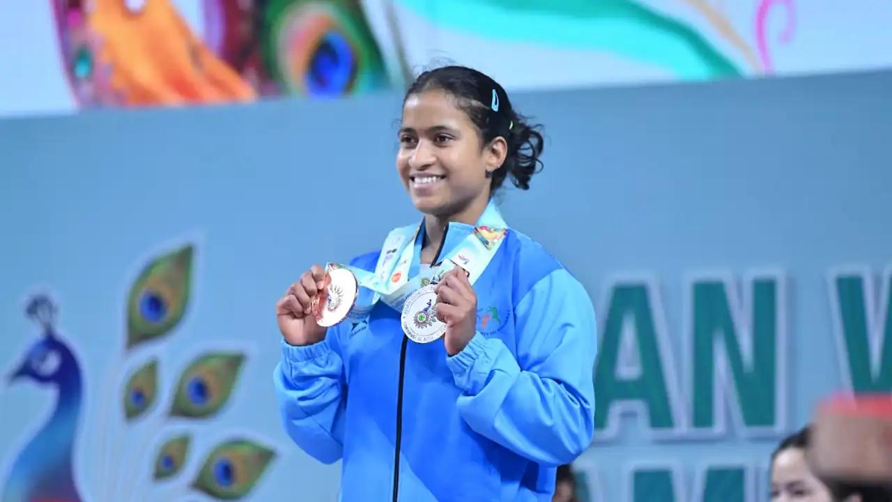 హైజంప్‌లో రజతంతో చరిత్ర సృష్టించిన సర్వేశ్ కుషారే..