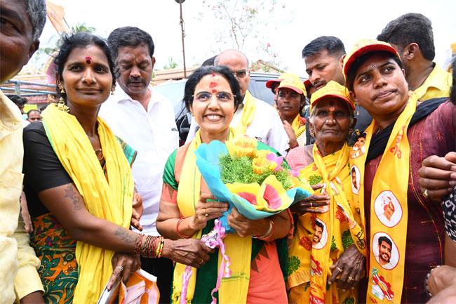 కుప్పంలో రెండో రోజు పర్యటించిన నారా భువనేశ్వరి..