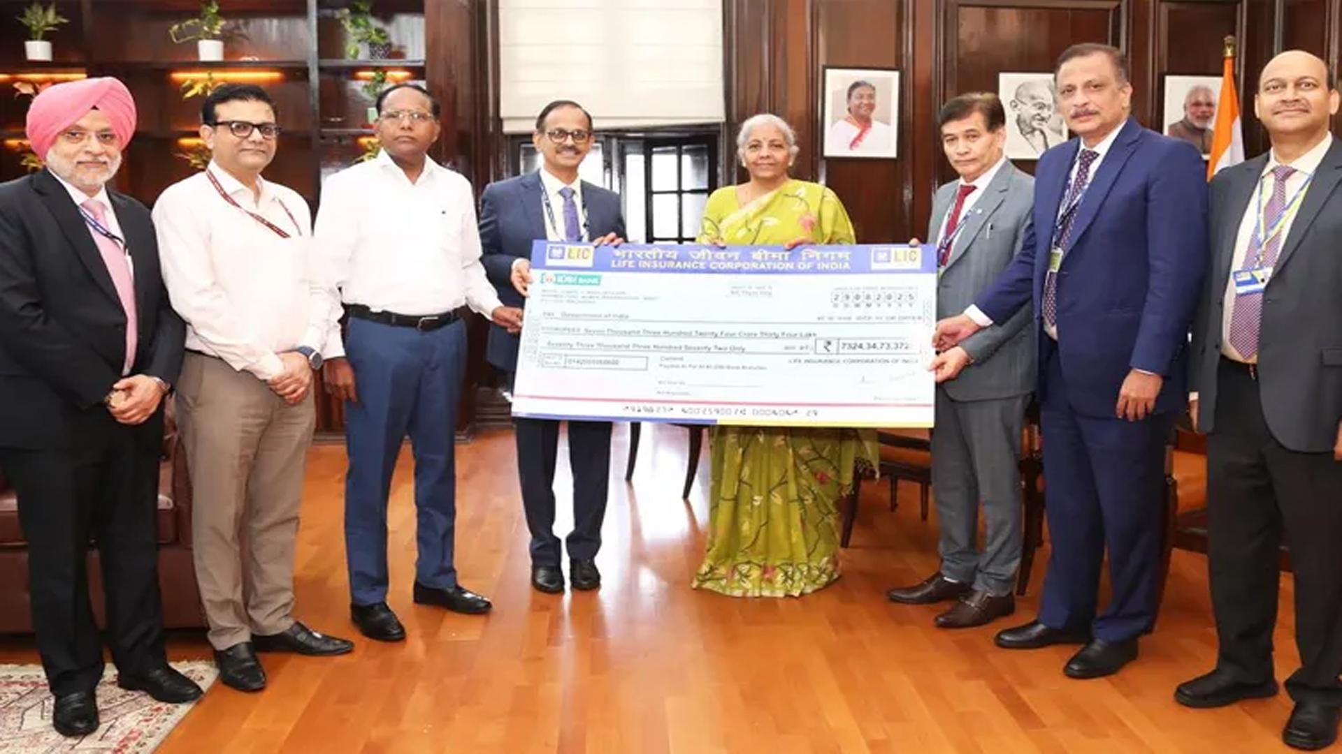 కేంద్రానికి ఎల్‌ఐసీ భారీ కానుక.. రూ.12,207 కోట్ల డివిడెండ్‌..