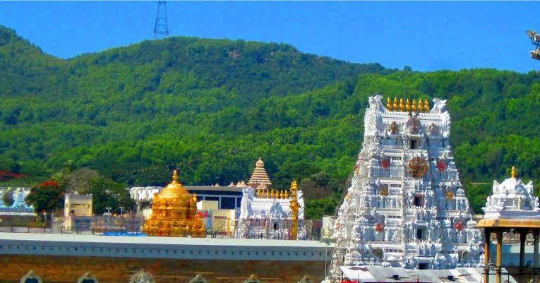 తిరుమలలో భారీగా పెరిగిన భక్తుల రద్దీ శ్రీవారి సర్వదర్శనానికి 12 గంటల సమయం..