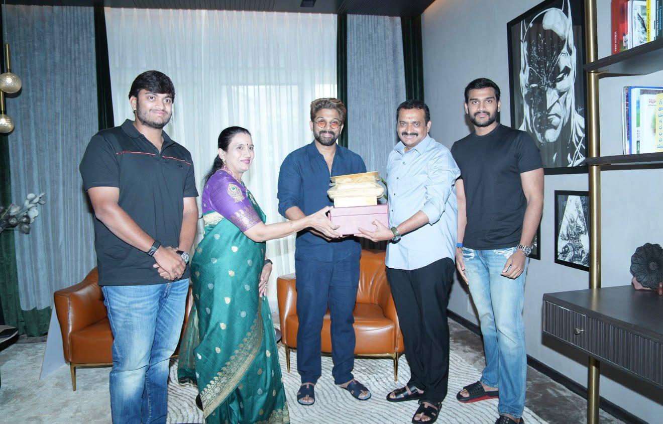 కుమార్తె వివాహానికి రావాలంటూ అల్లు అర్జున్‌కు పెళ్లి కార్డు అందించిన బండ్ల గణేశ్..