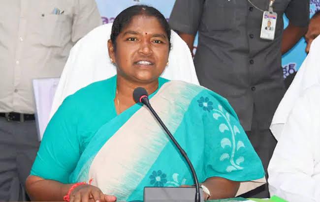 ఉగ్రరూపం దాల్చిన గోదావరి.. పరిస్థితిని స్వయంగా పర్యవేక్షించిన మంత్రి సీతక్క..