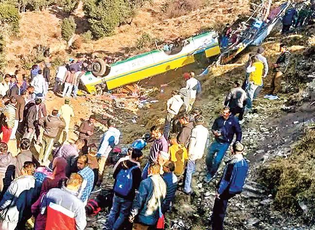 100 అడుగుల లోయలోకి బస్సు.. ఏడుగురి మృతి..